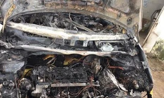 Đậu ven đường tránh lũ, taxi bất ngờ bốc cháy nghi ngút