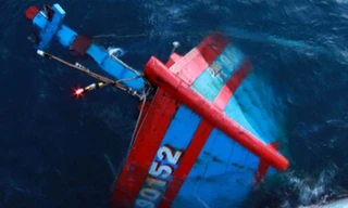 Hai tàu Trung Quốc đâm chìm tàu cá Quảng Ngãi ở Hoàng Sa