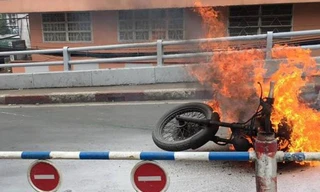 Chiếc xe phân khối lớn cháy ngùn ngụt giữa đường.