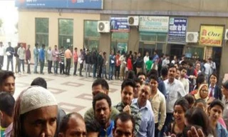 Người Ấn Độ xếp hàng đổi tiền tại ngân hàng. Ảnh minh họa