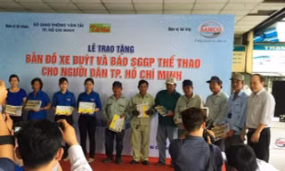 Trao tặng bản đồ xe buýt cho người dân.