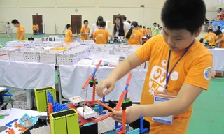 Học sinh Nguyễn Phúc Hải với mô hình đoạt giải nhất