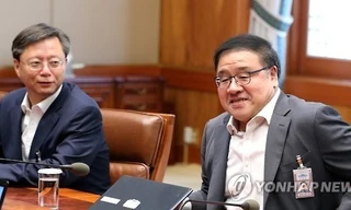 Ông Ahn Jong-beom (phải). Ảnh: Yonhap