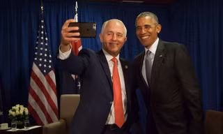 Thủ tướng Úc Malcolm Turnbull và Tổng thống Mỹ Barack Obama chụp ảnh selfie. Ảnh: PMO