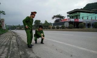 Cơ quan chức năng dựng lại hiện trường để điều tra "đinh tặc"