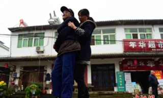 Chị Lu đều đặn ngày 3 lần dìu cha đi dạo.