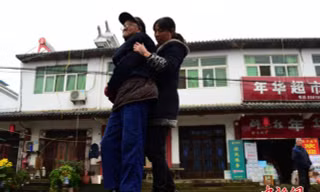 Chị Lu đều đặn ngày 3 lần dìu cha đi dạo.