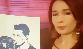 Cristiano Ronaldo được 'mỹ nữ' Nga họa hình bằng ngực