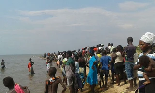 Người dân tập trung quanh hồ Albert thể theo dõi công tác cứu hộ tàu chở đội bóng bị lật. Ảnh: Twitter