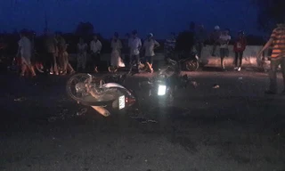 Hiện trường 2 xe máy tông nhau.