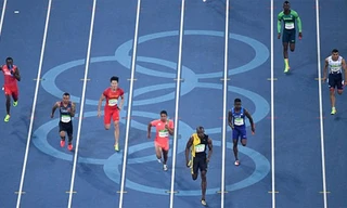 Bolt (phải) quá mạnh trong đoạn nước rút 50 m cuối. Ảnh: Reuters