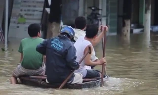 Người dân Nha Trang chèo thuyền trên phố chạy lũ