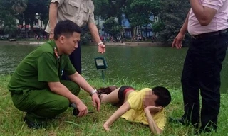 Giữa trưa bơi ra giữa hồ Gươm tạo dáng... nàng tiên cá