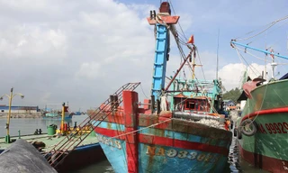 Tàu NA 93362 TS đang được sửa chữa tại cảng Lạch Quèn.