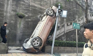 Ngày 18/2, người đi đường ở một sườn núi tại Trùng Khánh (Trung Quốc) bị phen hú hồn khi một chiếc xe Volkswagen đâm gãy đoạn rào chắn bằng sắt, lao từ độ cao 4m xuống và lật ngược ở chân cầu thang đi bộ.