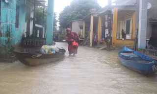 Người dân Quảng Nam chạy đua với nước lũ. Ảnh H. Văn