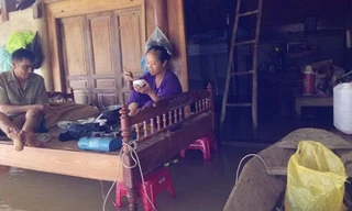 Bữa ăn đầu tiên trong 3 ngày lũ với nồi cơm sống một nửa của ông bà Thân, xóm 1 Phương Điền. Ảnh: VH.