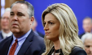 Nữ phát thanh viên Erin Andrews thắng kiện và nhận được số tiền bồi thường khổng lồ, 55 triệu USD.