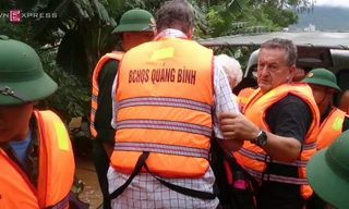 'Giải cứu' 132 khách đi tàu mắc kẹt trong mưa lũ ở Quảng Bình