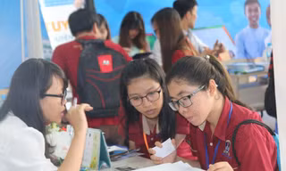 Sinh viên đang được các nhà tuyển dụng giới thiệu việc làm tại Ngày hội tuyển dụng.