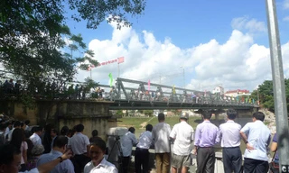 Đông đảo người dân luyến tiếc cây cầu.