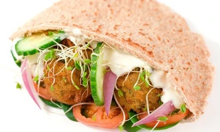 Nghị sĩ Elvira Savino đề xuất truy tố phụ huynh cho con ăn chay vì lo ngại ảnh hưởng xấu đến sức khỏe các bé.