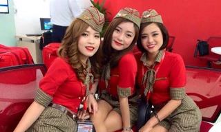 Bảo Yến (ở giữa) cùng đồng nghiệp trong Vietjet Air.