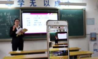 Giáo viên Trung Quốc live stream giảng bài cho học sinh ở nhà vì ô nhiễm
