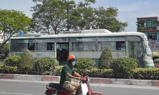 Chiếc xe buýt đang lưu thông bất ngờ bùng cháy.