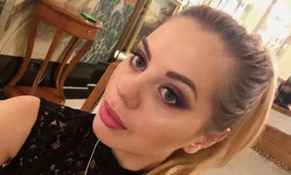 Julia Stakhiva bay từ Anh về Nga chỉ để cắt tóc.