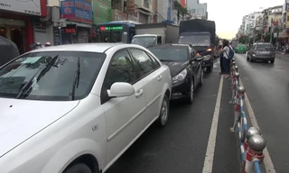 Tai nạn liên hoàn, hàng ngàn xe kẹt cứng trong mưa Sài Gòn