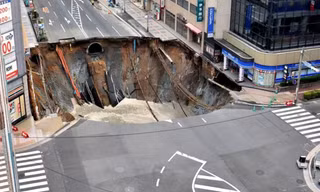 Khoảnh khắc đường phố Nhật Bản sụp lún thành ‘hố tử thần’
