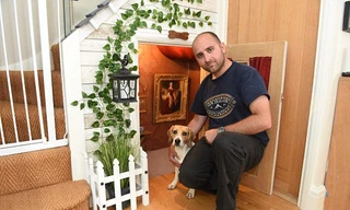 Tom Wadsworth và Jessie bên cạnh ngôi nhà mới của Jessie.