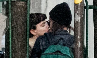Kristen Stewart hôn người tình đồng tính trên phố Paris