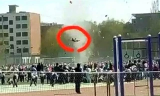 nam sinh lớp ba bị lốc cuốn lên trời.