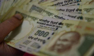 Sau ngày 8/11, tờ 500 và 1.000 rupee không còn giá trị trao đổi trên thị trường tài chính. Ảnh: AFP 