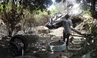 Chiếc xe cháy trơ khung, bánh xe văng ra cách đó 4 – 5 mét. Ảnh Giang Thanh