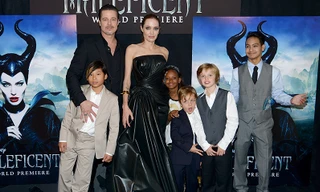 Brad Pitt và Angelina Jolie với các con (từ trái sang) Pax, Zahara, Knox, Shiloh và Maddox vào năm 2014.