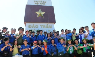 Sinh viên ưu tú chụp ảnh lưu niệm tại cột cờ Đảo Trần. 