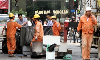 Lực lượng chức năng khám nghiệm vụ nổ trạm biến áp. Ảnh: Bá Chiêm/Zing