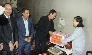 Thứ trưởng Bộ GTVT Lê Đình Thọ thăm hỏi gia đình của nạn nhân lái xe taxi Vạn Xuân.