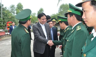 Ông Nguyễn Đắc Vinh thăm các cán bộ, chiến sỹ Hải đội 2, BĐBP Nghệ An.