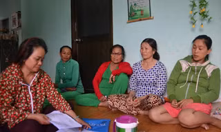 Người thân 34 ngư dân tàu QNa 95959 ngồi trên đống lửa khi hay tin con tàu bị đâm chìm, thuyền viên nhảy xuống biển. Ảnh: N.T. 