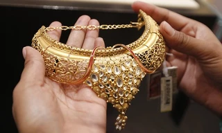 Ông chủ tặng xe hơi, căn hộ và trang sức đắt tiền cho nhân viên