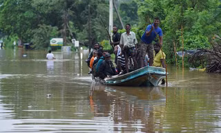 Mưa lớn ở Sri Lanka khiến hàng ngàn người phải rời bỏ nhà cửa.