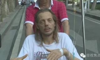 Anh Alexander Pieter Cirk chỉ còn "da bọc xương" sau 10 ngày chờ bạn gái quen qua mạng.