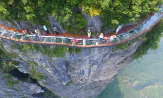 'Thót tim' du ngoạn trên cầu kính bên vách núi cao 1.500 m