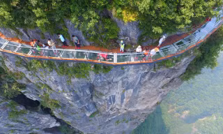 'Thót tim' du ngoạn trên cầu kính bên vách núi cao 1.500 m