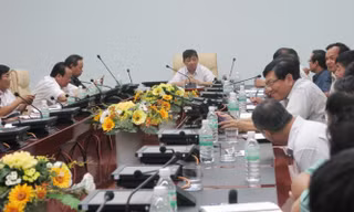 Ngày nghỉ lễ Quốc tế lao động (1/5), lãnh đạo chính quyền TP và các ban, ngành chức năng ở Đà Nẵng vẫn họp khẩn tìm giải pháp gỡ khó giúp ngư dân tiêu thụ được cá.