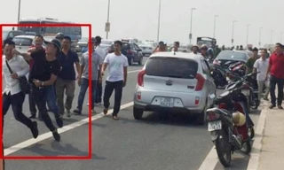 PV Quang Thế (Báo Tuổi trẻ - áo trắng) bị đánh khi tác nghiệp. Ảnh: M.CHIẾN